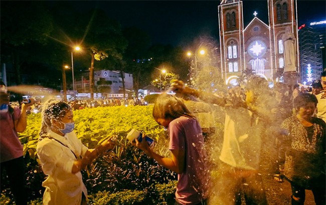 Clip: Cô gái bị phun tuyết kín mặt, suýt ngạt thở trong đêm Noel ở Sài Gòn - Ảnh 2.
