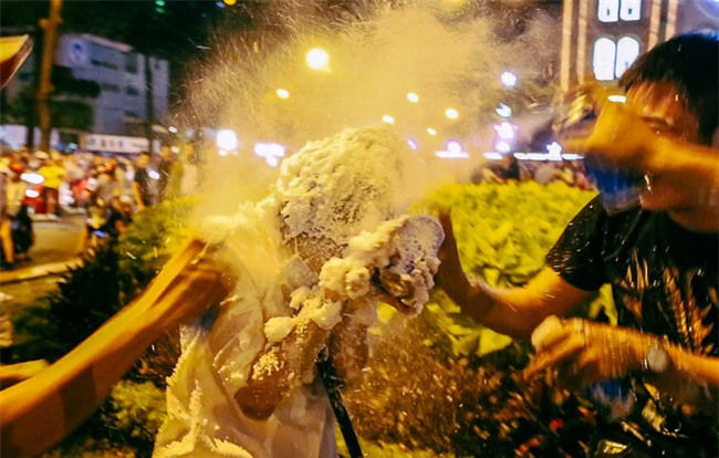 Clip: Cô gái bị phun tuyết kín mặt, suýt ngạt thở trong đêm Noel ở Sài Gòn - Ảnh 2.