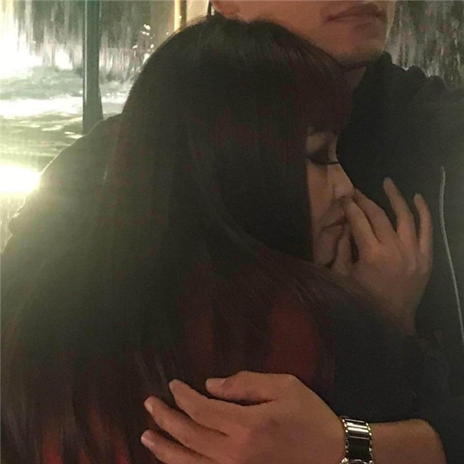 Sau khi khoe sổ đăng ký kết hôn, Phương Thanh bất ngờ đăng ảnh giấu mặt người yêu