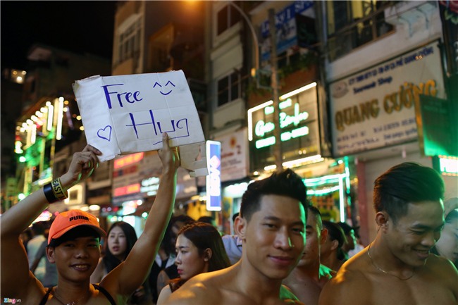 Trai 6 mui coi tran om tu do dem Noel o pho Tay Sai Gon hinh anh 2