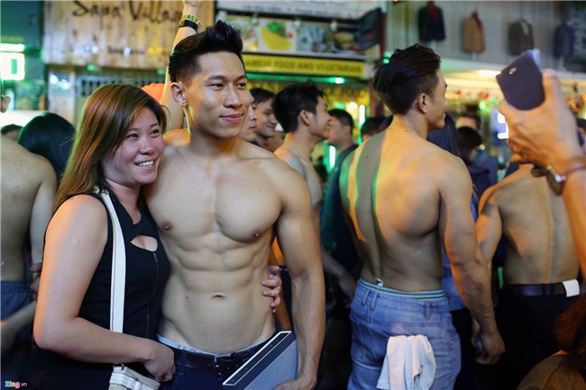 Trai 6 mui coi tran om tu do dem Noel o pho Tay Sai Gon hinh anh 6