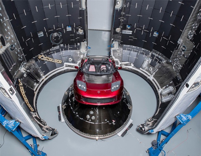Elon Musk khoe anh chiec Tesla Roadster se dua len sao Hoa hinh anh 1