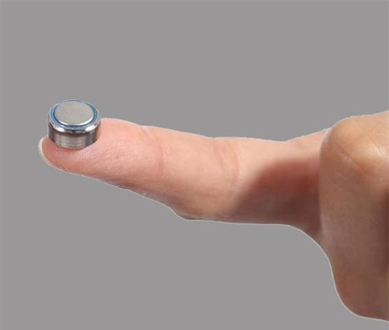 be 2 tuoi suyt tu vong vi nuot phai cuc pin rat pho bien trong do choi tre em - 2