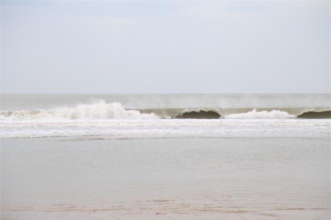 anh: gia tre cuong cuong chong bao tembin, cap doi ra bien chup anh cuoi - 12