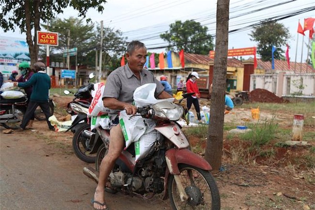 anh: gia tre cuong cuong chong bao tembin, cap doi ra bien chup anh cuoi - 15