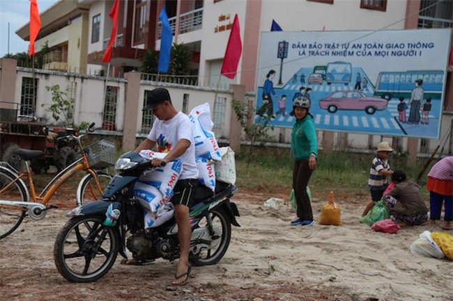 anh: gia tre cuong cuong chong bao tembin, cap doi ra bien chup anh cuoi - 16