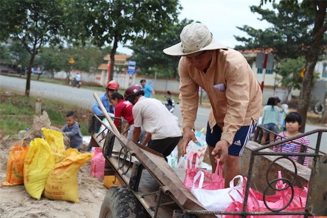 anh: gia tre cuong cuong chong bao tembin, cap doi ra bien chup anh cuoi - 17