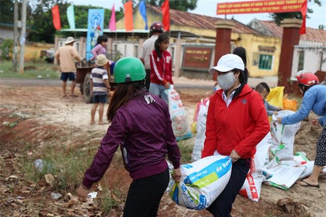 anh: gia tre cuong cuong chong bao tembin, cap doi ra bien chup anh cuoi - 19