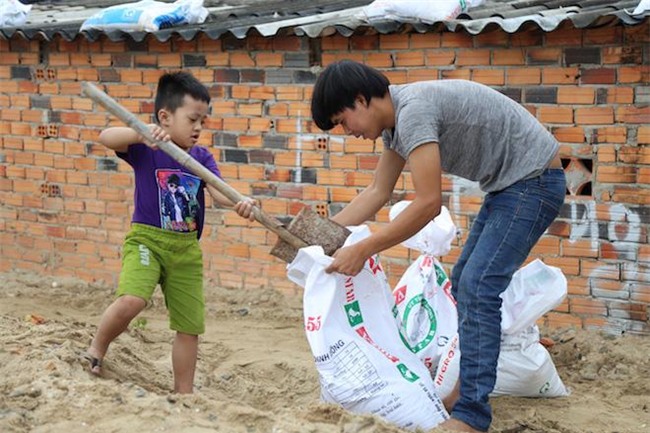 anh: gia tre cuong cuong chong bao tembin, cap doi ra bien chup anh cuoi - 4