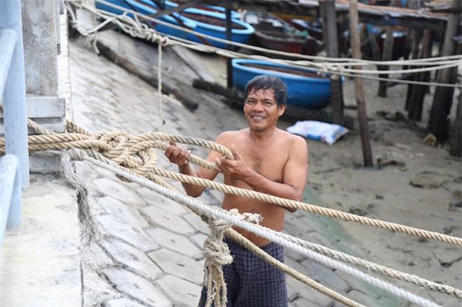 anh: gia tre cuong cuong chong bao tembin, cap doi ra bien chup anh cuoi - 5