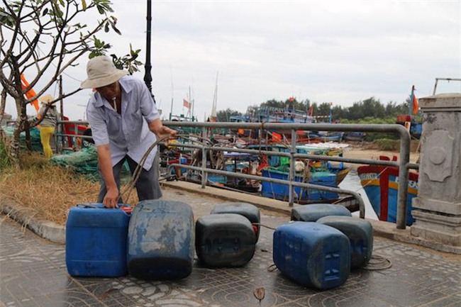 anh: gia tre cuong cuong chong bao tembin, cap doi ra bien chup anh cuoi - 6