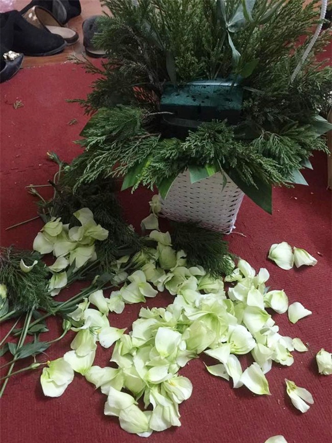 Đập nát lẵng hoa bạn trai tặng đêm Noel, còn lên mạng kể lể bức xúc, cô gái trẻ bị gạch đá chạy không kịp - Ảnh 1.