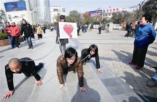 Xôn xao đoạn clip cô gái dắt bạn trai bò trên đất, bắt kêu gâu gâu trên phố đúng ngày Giáng sinh - Ảnh 3.