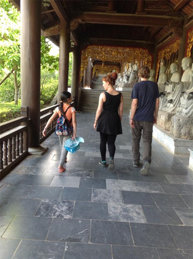 Tự học qua mạng, cô bé 9 tuổi khiến cả nước ngưỡng mộ vì khả năng bắn tiếng Anh vanh vách với du khách nước ngoài - Ảnh 3.