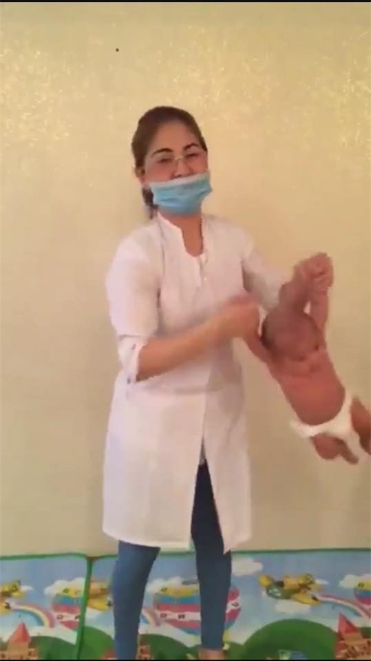 Đứng tim xem cách người nước ngoài tập thể dục cho trẻ sơ sinh không khác gì “bạo hành” - Ảnh 3.