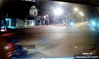 Bình Dương: Hai xe máy đi song song vượt đèn đỏ gây tai nạn liên hoàn - Ảnh 2.