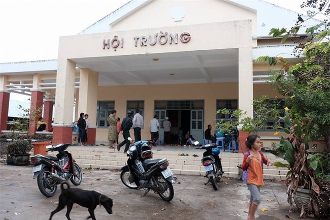 Người già, trẻ nhỏ ven biển miền Tây quấn mền ôm nhau, vật vờ tại điểm trú ẩn chờ bão tan - Ảnh 1.