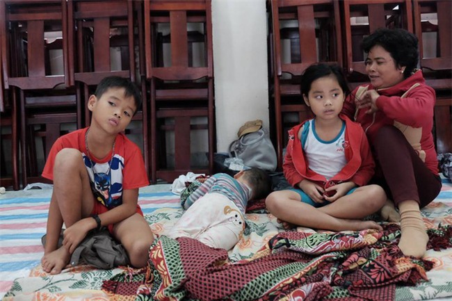 Người già, trẻ nhỏ ven biển miền Tây quấn mền ôm nhau, vật vờ tại điểm trú ẩn chờ bão tan - Ảnh 13.