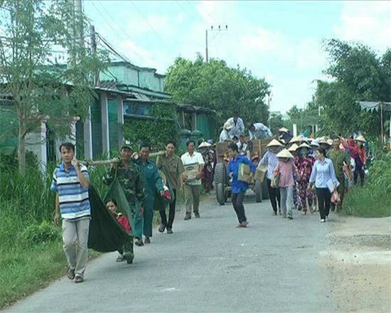 Người già, trẻ nhỏ ven biển miền Tây quấn mền ôm nhau, vật vờ tại điểm trú ẩn chờ bão tan - Ảnh 2.