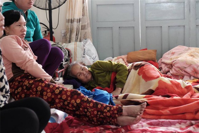 Người già, trẻ nhỏ ven biển miền Tây quấn mền ôm nhau, vật vờ tại điểm trú ẩn chờ bão tan - Ảnh 7.
