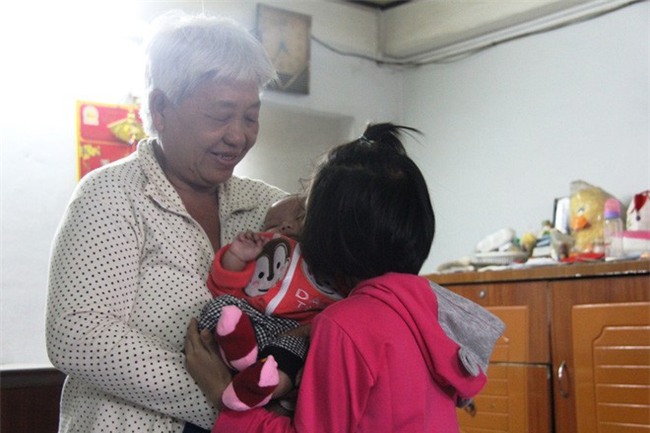 Thực hư việc mẹ của bé gái 7 tuổi phải nghỉ học ở nhà trông em ôm tiền trốn đi, bỏ mặc con gái? - Ảnh 2.