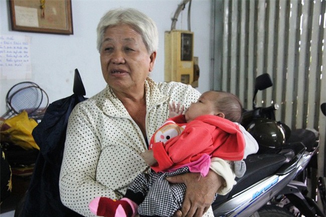 Thực hư việc mẹ của bé gái 7 tuổi phải nghỉ học ở nhà trông em ôm tiền trốn đi, bỏ mặc con gái? - Ảnh 3.