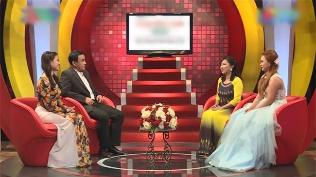 bat luc truoc su gia truong cua con trai, dich than me chong khuyen con dau nen ly hon - 1