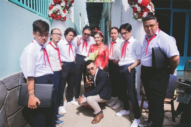 dan be trap that khan quang do cua cap doi chang nhiep anh va nang "cua hiem" gay bao - 1