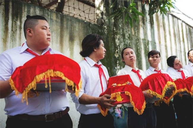 dan be trap that khan quang do cua cap doi chang nhiep anh va nang "cua hiem" gay bao - 2