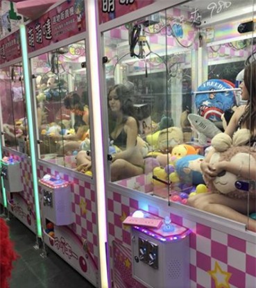 Đem thiếu nữ mát mẻ ra làm quà gắp thú bông, nhà thầu Đài Loan bị chỉ trích dữ dội - Ảnh 2.