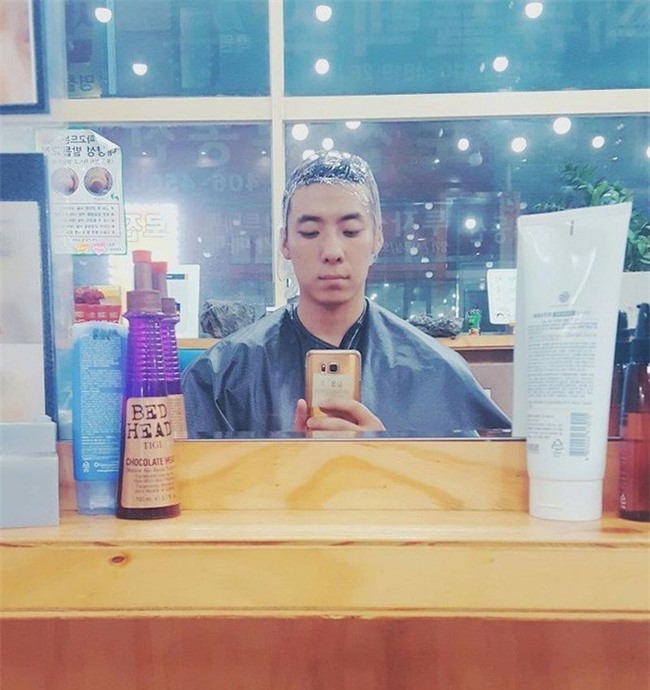 Chết cười với anh chàng Hàn Quốc bị dị ứng thuốc nhuộm tóc, đầu sưng to như quả bóng bay - Ảnh 1.