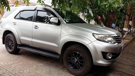 Mải tâm sự, đôi tình nhân bị trộm cả xe Fortuner - Ảnh 2.