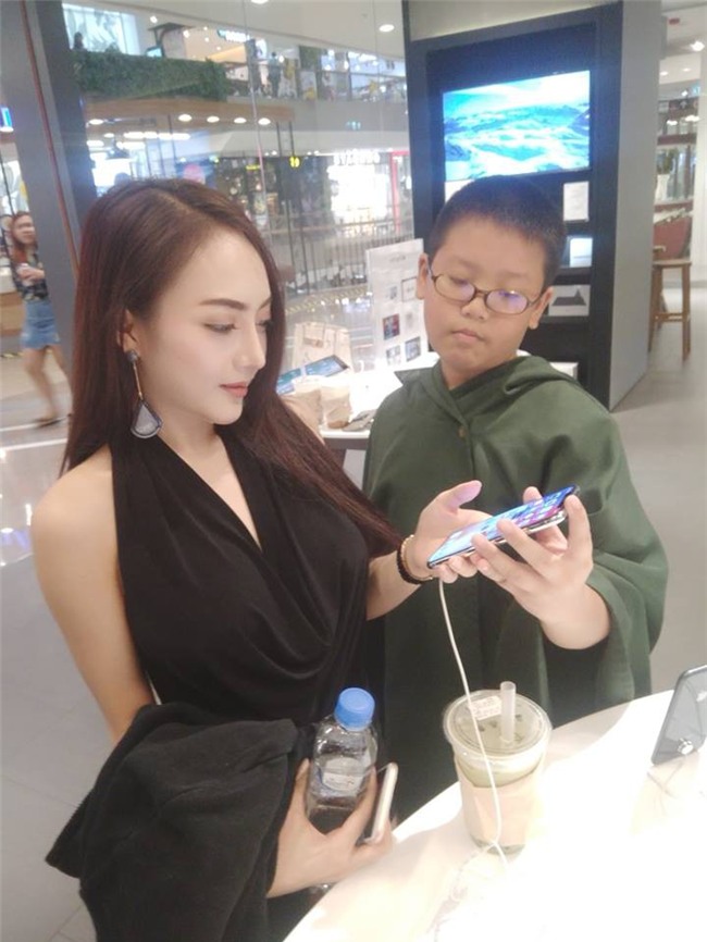 Được đi chơi Giáng sinh với người mẫu nóng bỏng, học sinh tiểu học tặng ngay iPhone X cho bạn gái - Ảnh 4.