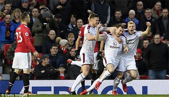 Man Utd thoát thua muối mặt nhờ cú đúp của Lingard - Ảnh 3.