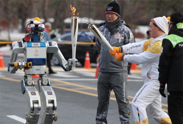 Hàn Quốc sử dụng robot để rước ngọn đuốc tại Thế vận hội Mùa đông 2018.
