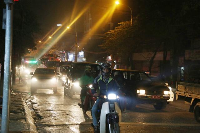 ha noi: duong 70 tac kinh hoang, nguoi dan nhich tung centimet, di gan 5 tieng chua ve toi nha - 12