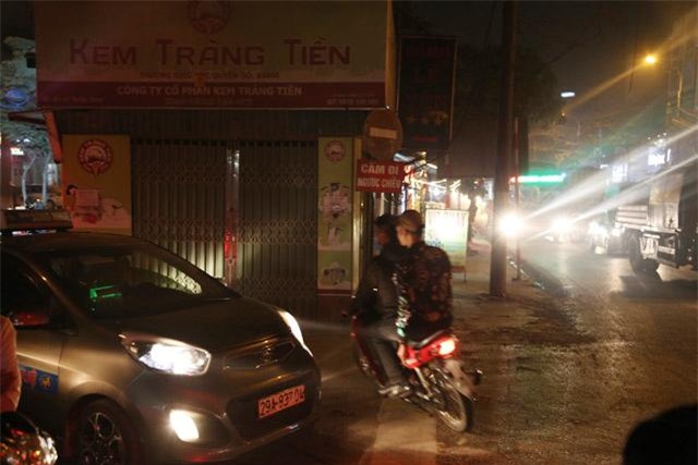 ha noi: duong 70 tac kinh hoang, nguoi dan nhich tung centimet, di gan 5 tieng chua ve toi nha - 15