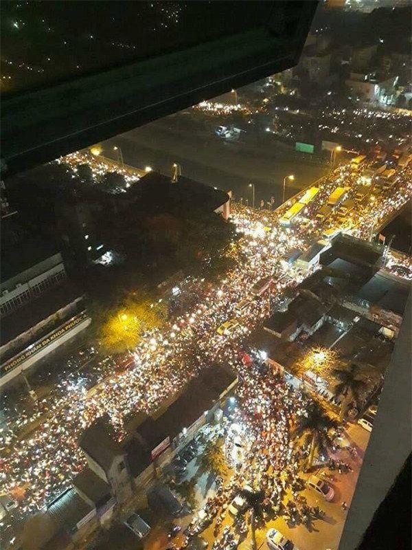 ha noi: duong 70 tac kinh hoang, nguoi dan nhich tung centimet, di gan 5 tieng chua ve toi nha - 2