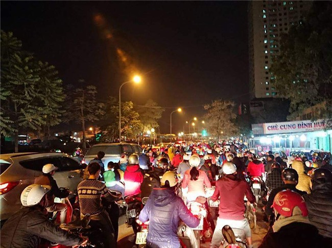 ha noi: duong 70 tac kinh hoang, nguoi dan nhich tung centimet, di gan 5 tieng chua ve toi nha - 6