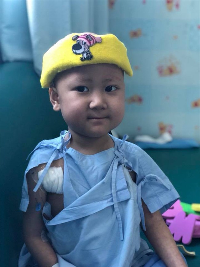 Nhật ký đẫm nước mắt của người mẹ cùng con chiến đấu với ung thư: Ngày phát hiện con bị ung thư máu, cả thế giới dường như sụp đổ dưới chân mẹ - Ảnh 5.
