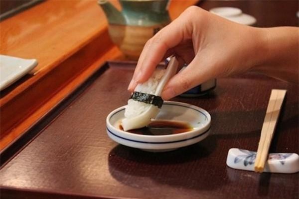 Ăn sushi bao nhiêu lần, bạn đã biết cách thưởng thức đúng chuẩn như người Nhật chưa? - Ảnh 3.