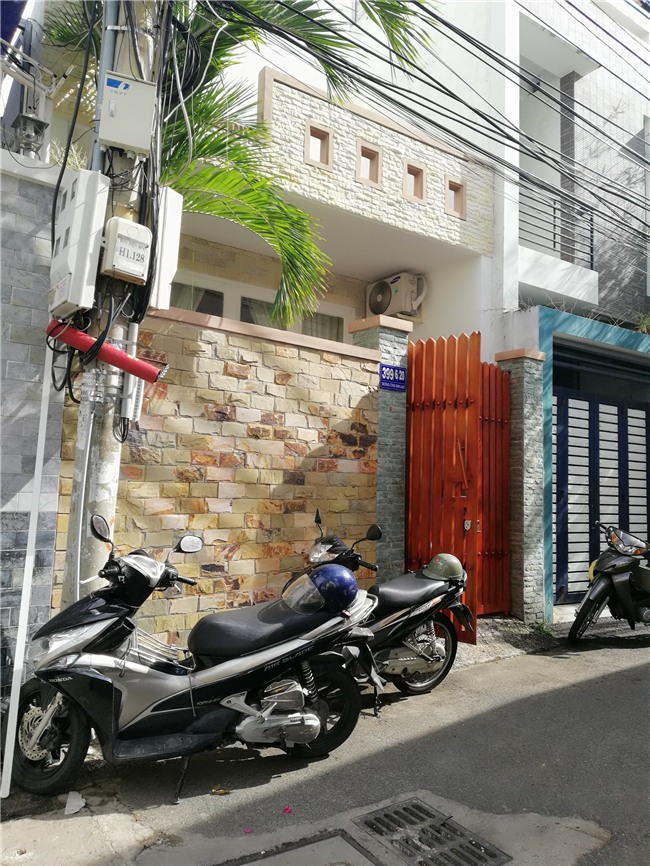 Lời khai của người chồng sát hại vợ rồi tắm rửa, tới công an đầu thú: Nghi ngờ vợ có người khác - Ảnh 1.