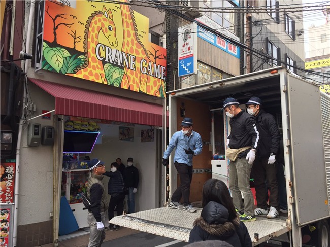 Tiêu gần 100 triệu để gắp thú bông, 4 cô gái phát hiện tiệm game lừa đảo khi không thắng được con nào - Ảnh 5.