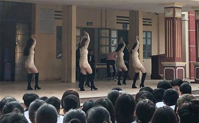 Trường học bị chỉ trích vì diễn văn nghệ phản cảm như vũ trường