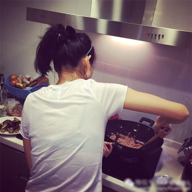 Đăng đàn than tủi thân suýt rơi nước mắt vì chồng không nấu cơm chiều, cô vợ trẻ tưởng được bênh, ai ngờ bị chị em xông vào mắng - Ảnh 3.