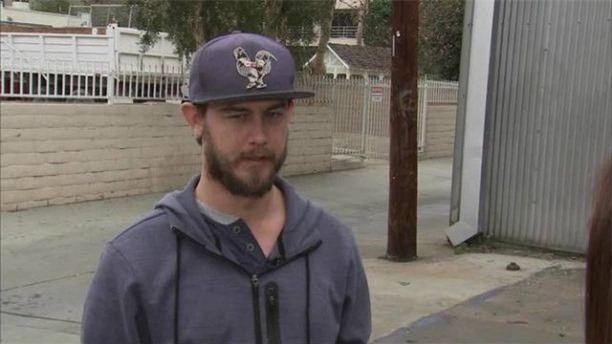 Nhìn thấy xe tải chặn đường, người đàn ông giận dữ bước xuống tìm hiểu và phát hiện một cảnh tượng hãi hùng - Ảnh 1.