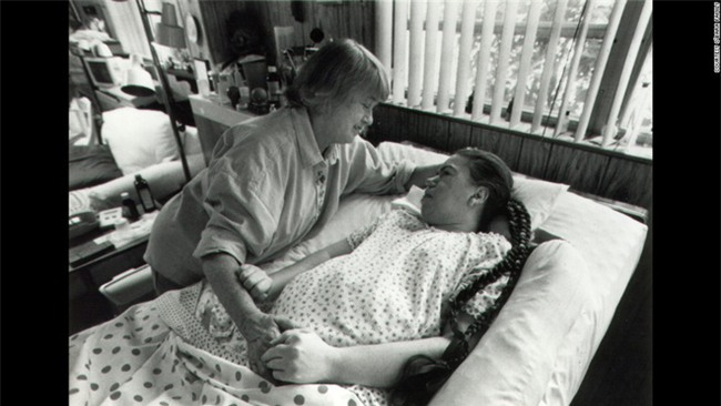 “Mẹ ơi đừng bỏ con” - lời khẩn cầu của con gái trong phòng cấp cứu và sự kiên trì của người mẹ gần 4 thập kỉ - Ảnh 4.