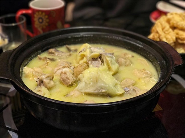 Cứ ngỡ chỉ có trong tưởng tượng, hóa ra lẩu sầu riêng đã có thật ngoài đời - Ảnh 3.