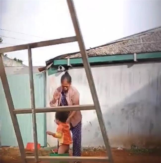 bao mau dung cay co nha ve sinh cha manh vao bo phan sinh duc be trai 2 tuoi - 2