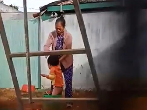 Công an triệu tập người phụ nữ hành hạ trẻ em lên làm việc